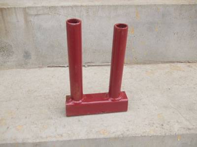 Bu, Kanada portatif çitinde kullanılan kırmızı bir üst bağlayıcıdır.