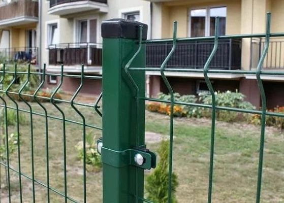 Bahçe Güvenlik Perimetre 0.4mm Eğilmiş Metal Çit 3d Tel Ağı Şeftali Şekilli Post