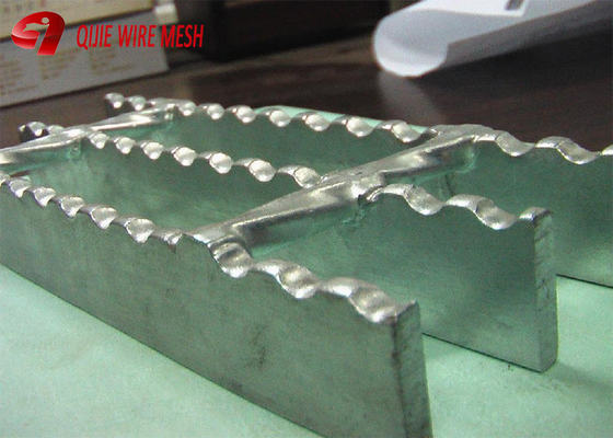 Drenaj Rendeleyin Siper Kapak Plakası Genişletilmiş Metal Mesh Metal Geçit Çelik Izgara Ağırlığı