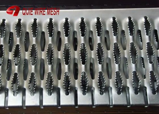Sıcak Daldırma Galvanizli Kavrama Dikme Delikli Metal Mesh Plank Gümüş