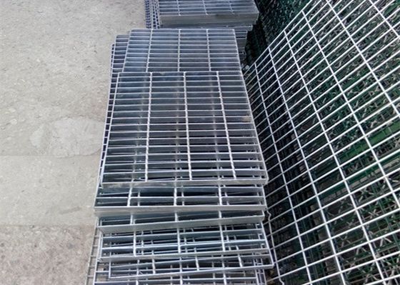 İnşaat malzemesi Endüstriyel yürüyüş yolları Çelik çubuk ızgaraları Sıcak DIP Galvanize Platform Çelik ızgara plakaları