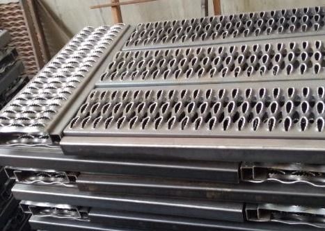 10 ′ / 12 ′ Elmas Delikli Alüminyum Galvanizli Hendek Izgaraları Standart Uzunluk