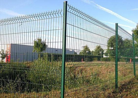 Galvanizli 3D Panel Çit 3D Eğimli Çelik Kaynalmış Çit Eğimli Tel Çit V Mesh Tel Çit Güvenlik Çit