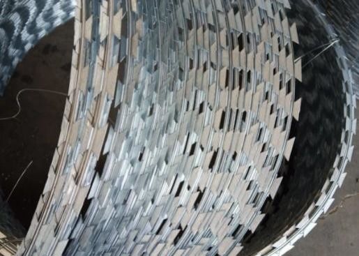 % 5 indirim PVC PE kaplı Galvanizli Yüksek Güçlü Bıçaklı Dikenli Tel Koruma Ağı / Çiftlik Çitleri