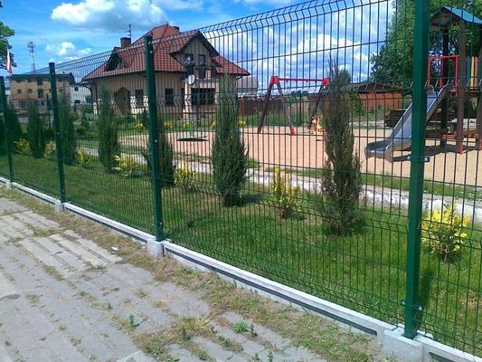 Bahçe Güvenlik Perimetre 0.4mm Eğilmiş Metal Çit 3d Tel Ağı Şeftali Şekilli Post