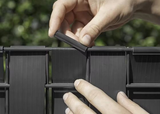 Zincir bağlantısı çit için kolayca monte edilebilen PVC gizlilik şeridi