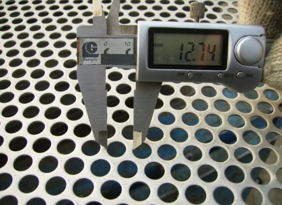 NM300 Çelik Metal Punch Plate Tarama Dönümlü Delik Deseniyle Soğuk Lastikli Paslanmaz Çelik Yaprak