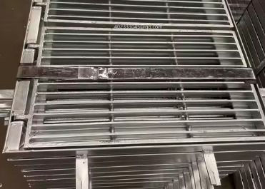 Yürüyüş Yolu Platformu Metal Malzeme Sıcak DIP Galvanize Çakıl Dişli Çelik Izgara Ayak Pedal Platform Yürüyüş