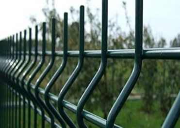 Galvanizli 3D Panel Çit 3D Eğimli Çelik Kaynalmış Çit Eğimli Tel Çit V Mesh Tel Çit Güvenlik Çit