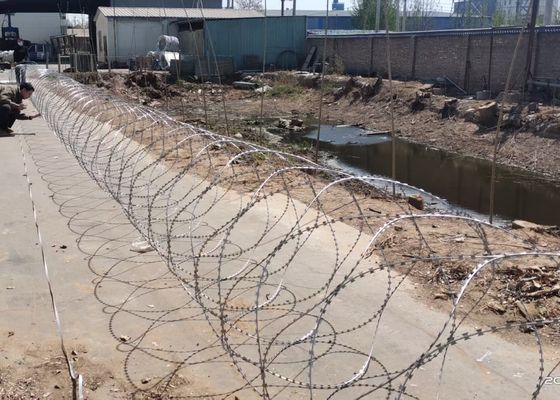 Sıcak daldırılmış galvanizli Concertina Acayip Dikenli Tel