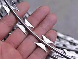 Bto-22 Sıcak Daldırma Galvanizli Çelik Dikenli Tel Akordeon Bobin