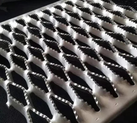 Yürüme Yolu Platformu Kaydırmaz Güvenlik Plakası Izgarası/Delikli Paslanmaz Çelik Merdiven Kavrama Destek