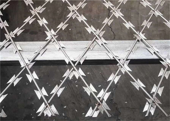 200gsm Sıcak Daldırma Galvanizli 75mmx150mm Açılış Kaynaklı Jiletli Dikenli Hasır